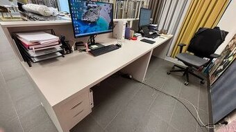 Pracovní kancelářské stoly