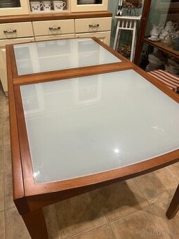 Prodám rozkládací jídelní stůl