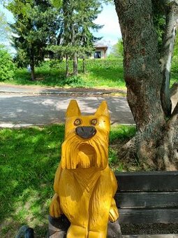 Dřevěná socha psa