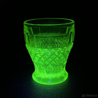 Starožitná sklenice 150ml, citrínové uranové sklo