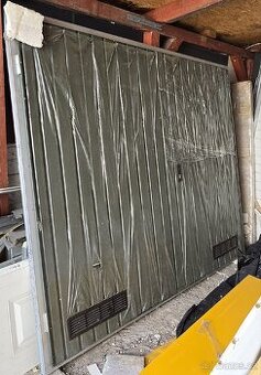 (Prodáno) Dvoukřídlá vrata tmavě zelená (RAL 6007)