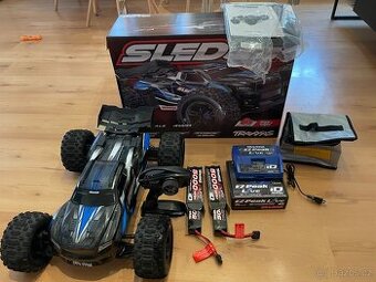 Traxxas Sledge 1:8 RTR modrý