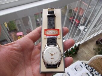 luxusni oblibene hodinky prim traktor rok 1960 top funkcni