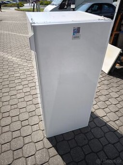 DOVOZ MOŽNÝ lednička Zanussi používána v kanceláři