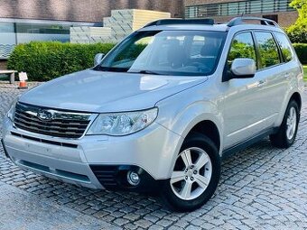 Subaru Forester 2.0i 4x4 MANUÁL VÝHŘEV SENZORY TAŽNÉ SERVISK