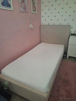 Čalouněná postel s vysokým čele