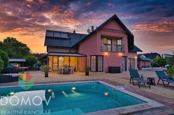 Luxusní rodinný dům s bazénem a pozemkem 2 584 m2 - Nučic