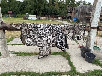 Deka síťovaná HKM Zebra s krkem, 135 cm