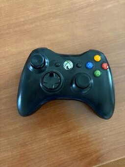 černý ovladač na xbox 360