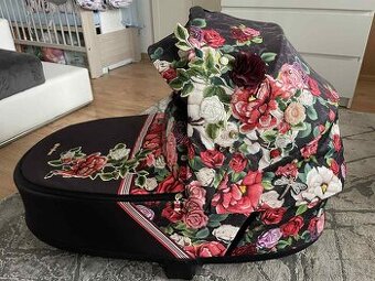 hluboká korba blossom dark cybex