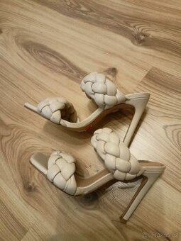 Různé značky a druhy bot