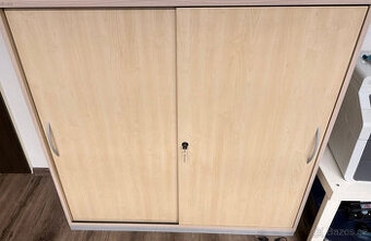 Kancelářská skříň