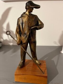 Starší elegantní soška FIGURA MUŽE V SAKU