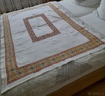 Ručně vyšívaný ubrus - po prababičce 152cmx106cm