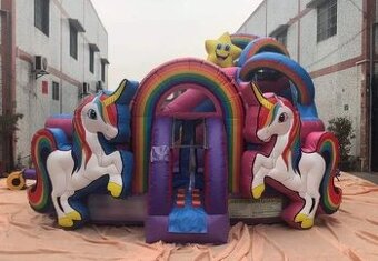 Skákací hrad se skluzavkou