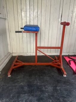 Posilovací stroj hyperextenze