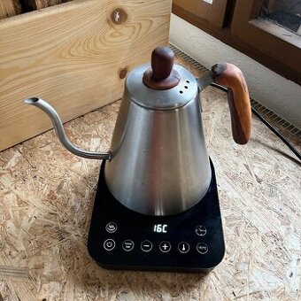 Elektrická konvice na vodu na kávu nebo čaj