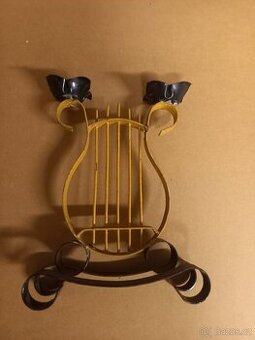 Kovový starožitný svícen