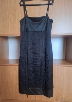 Černé šaty na ramínka s variabilním rozparkem