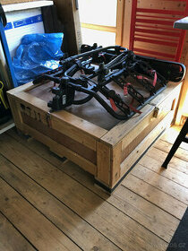 Dřevěná bedna, stolek, lenoška, sedačka