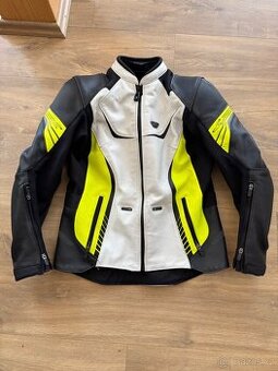 Dámskou koženou bundu MACNA na motorku.