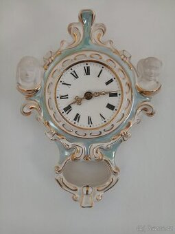 Porcelánové hodiny.