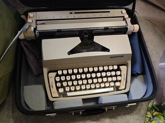Starý psací stroj Consul v kufříku