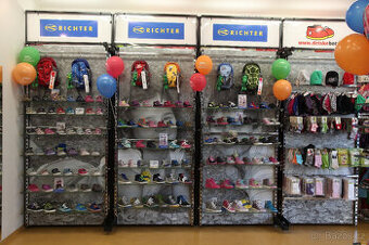 vybavení prodejny – designové ocelové regály s úložným prost