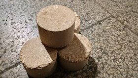 Brikety dřevěné z tvrdého dřeva 7Kč/kg