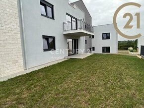 Prodej bytu 4+kk (95 m2) s terasou a dvorem (165 m2), 500 m  - 1