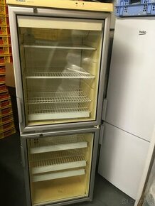 Prosklená dvoudveřová lednice
