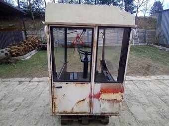 Kabina ze řezačky Toro