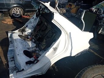 Prodám na mercedes e w212 sedan zadní ctvrtku
