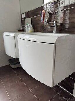 Prodám 2 umyvadlové skříňky a vanu