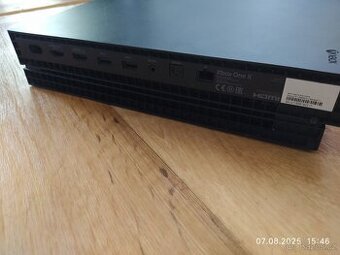 Xbox one X 1tb, Dock + 2x controller a hry
