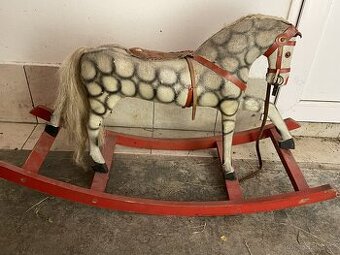Starožitný houpací kůň
