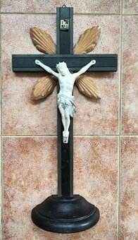 starožitný dřevěný kříž s porcelánovým kristem