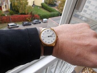 krasne funkcni zlacene funkcni hodinky prim rok 1982 top