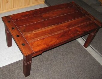 Dřevěný konferenční stůl