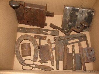 staré kování, zámek na dveře