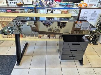 Pracovní stůl se skleněnou deskou