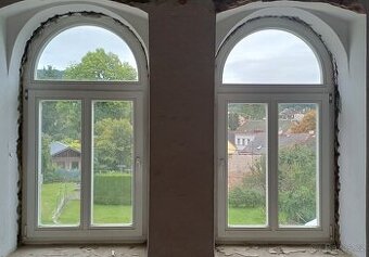 Dřevěná okna, 1 ks s obloukem a rámem, 1 ks po