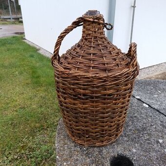 Starý opletený velký demižon