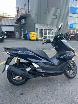 Honda PCX 125 modrá - novinářský motocykl