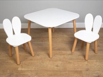 Dětský stoleček a židličky s králičími oušky