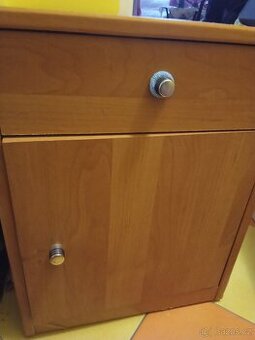 Malá hnědá skříňka