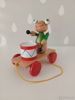 Tahací dřevěná hračka - žába s bubínkem