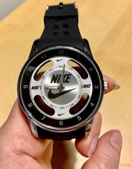 Nové černé hodinky Nike