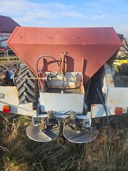 Tažené rozmetadlo umělých hnojiv