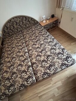 Dvoulůžková postel